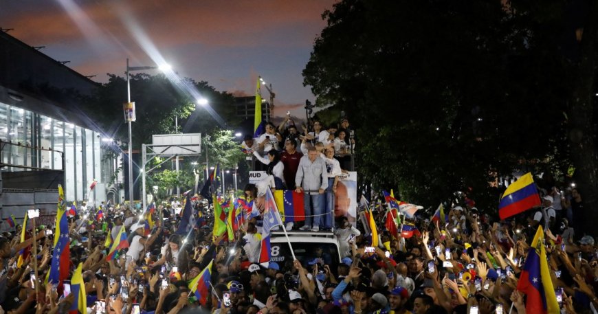 Huge crowds at Venezuela opposition’s final election rally