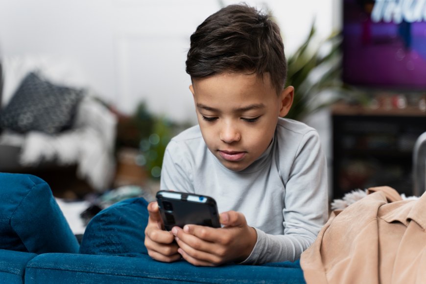 Don't Give Smartphones To Kids Under 11, UK Network Operator Warns Parents