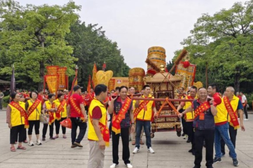 The "Procession and Patrolling of Baosheng Dadi" reappeared at the Ciji Palace in Quanzhou, Fujian.