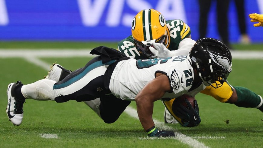 Saquon Barkley slips on first carry in Eagles debut, turns it around for Philadelphia touchdown in Brazil