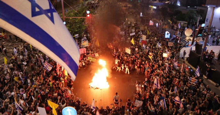 Israeli protesters bring Tel Aviv to a halt, demand deal to free captives