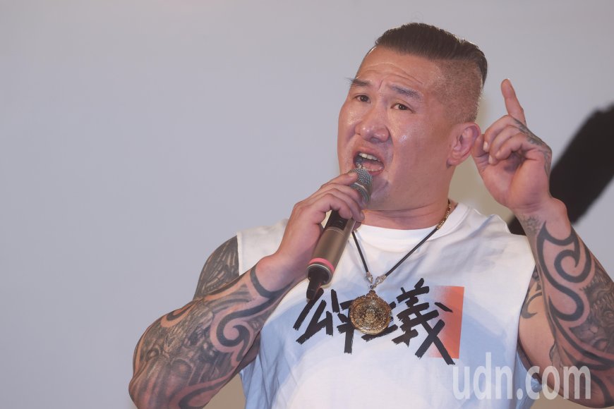 影／小草集結挺柯文哲 館長呼籲反抗威權體制