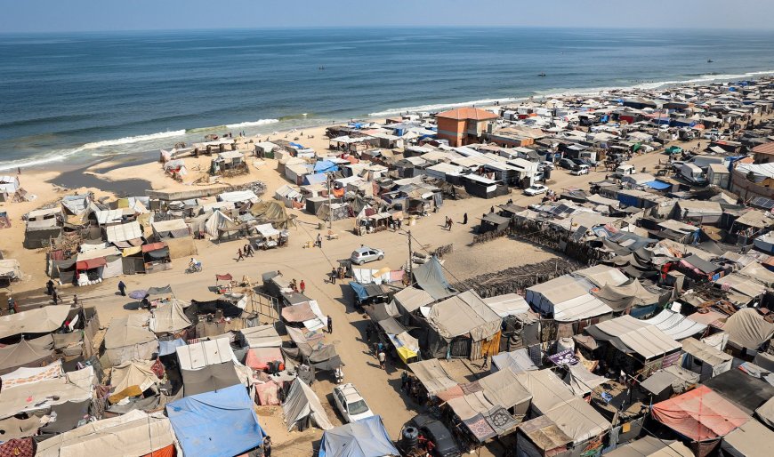 Palestinians in Gaza forced to shelter at the edge of the sea