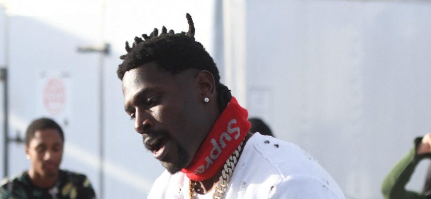 Antonio Brown Targets Travis Kelce In New Social Media Post